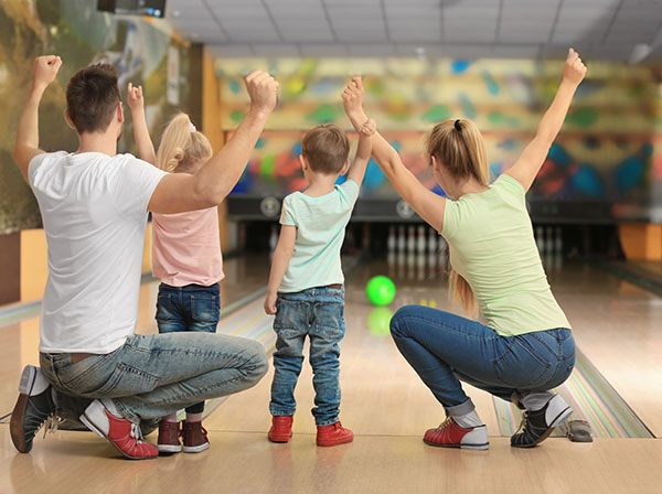 Familie beim Bowling